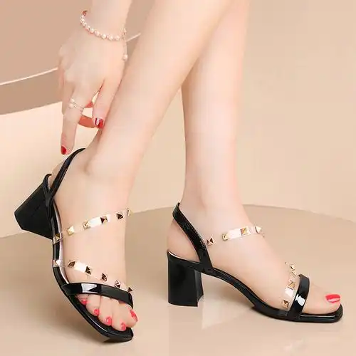 古奇天伦露趾粗跟凉鞋女仙女风新款夏季中跟时装女士套脚铆钉高跟鞋女