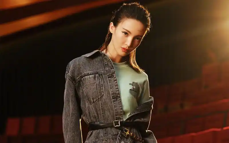 金晨优雅剧院大片高清桌面壁纸