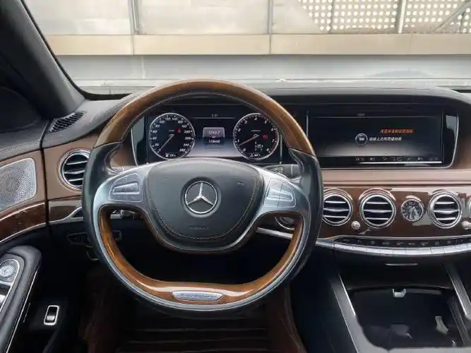 迈巴赫s400,款式虽然有些老了,大灯尾灯要是升级一下还是很漂亮的08