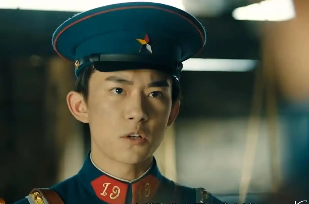 阿易今日《热血同行》cut,看军装阿易不畏艰险一心救国