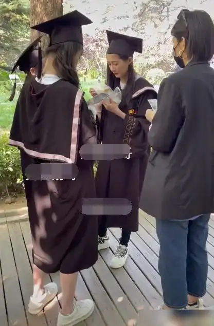 关晓彤回母校补拍毕业照身着学士服手拿煎饼果子毫无架子