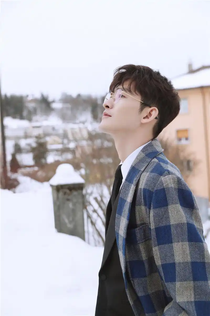 张翰瑞士雪景写真曝光 冰雪王子尽显斯文气质