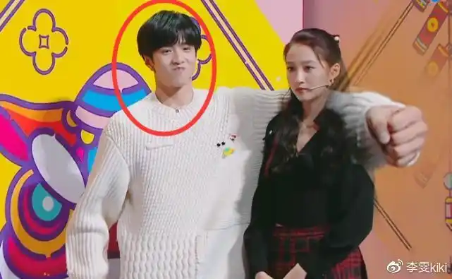 刘耀文一把搂住关晓彤却只顾绅士手谁注意他的表情笑了