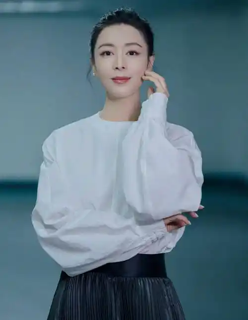 "同时还有网友贴出张静初在2010年和2013年晒出的肉食照片.