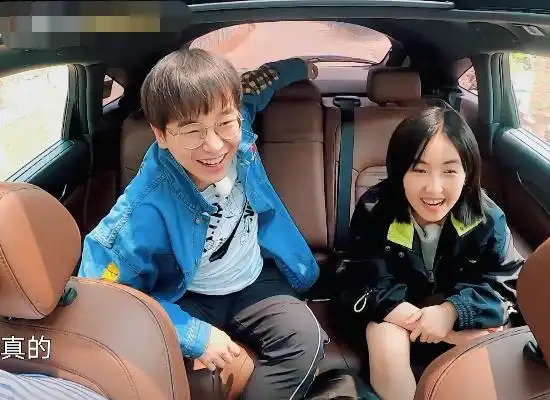 《向往4》张子枫刚到第一天想喝奶茶谁注意何炅说了啥?太宠女儿