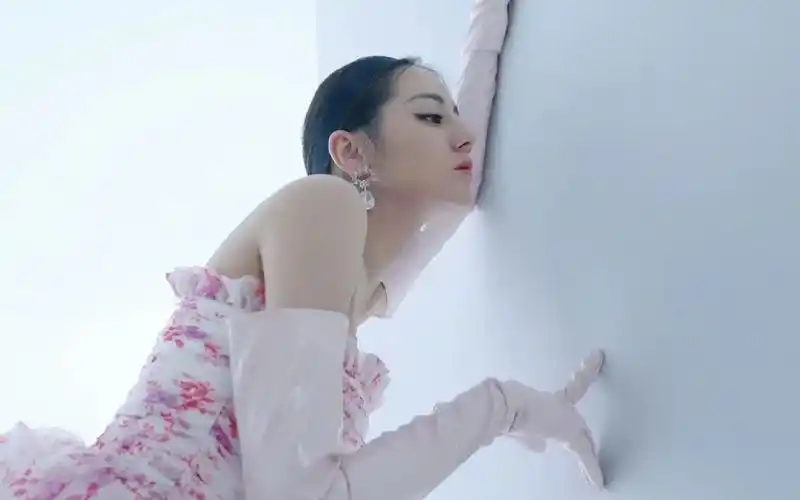 迪丽热巴精致优雅写真桌面壁纸