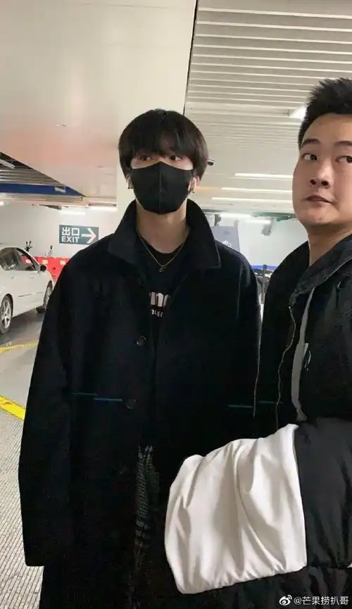 时代少年团机场照#刘耀文秋日机场穿搭,酷帅黑色风衣,带你感受15岁小