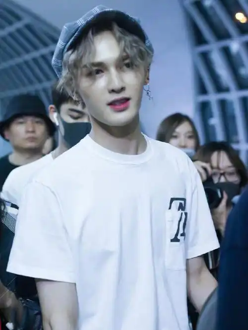 朱正廷素颜现身,贝雷帽配阔腿裤帅翻了,网友:拖鞋也出国啦!