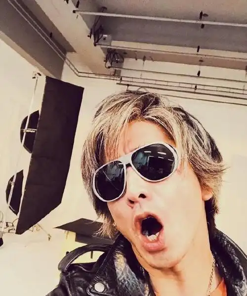 木村拓哉现在的审美,黄发,o型表情,猪头肉的最爱变成这样了