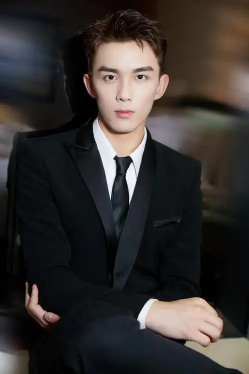吴磊黑色西装酷帅写真图片
