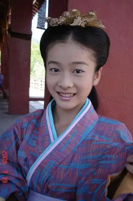 张雪迎是童星出身,03年6岁的是时候出道.