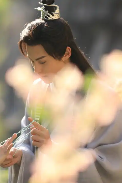 王鹤棣超话94#王鹤棣遇龙#查收片场花絮之氛围感·翻花绳