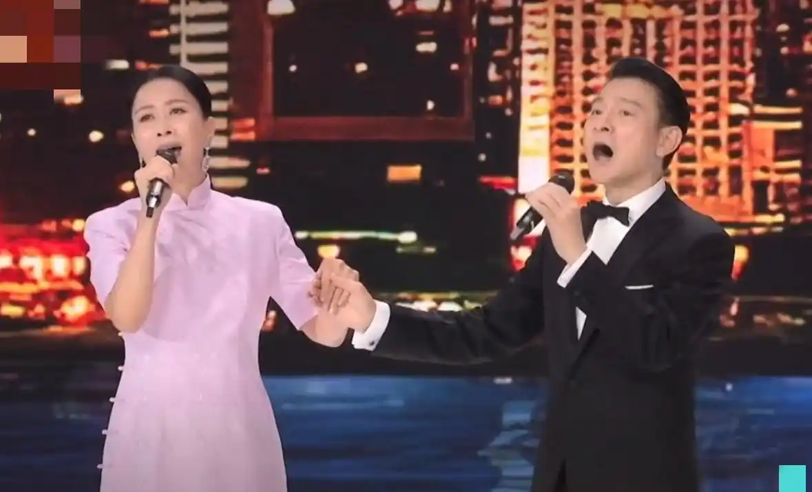原创天王天后罕见同框!那英刘德华时隔24年再合作,俩人牵手太般配