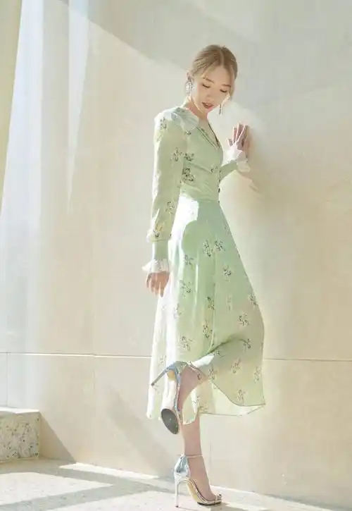 孟美岐风格"大转变",深v碎花长裙优雅清新,她这样穿真的很美_设计