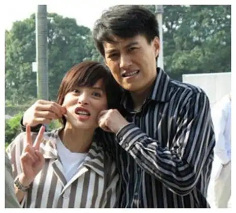 靳东个人资料简历老婆是谁 李佳是几婚年龄比他大几岁 - 知平