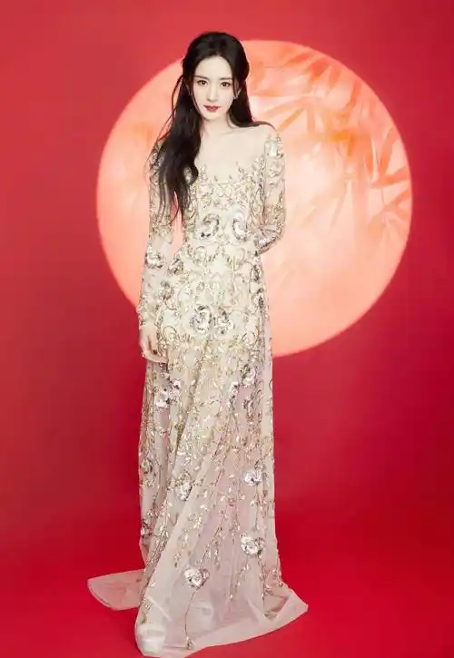 杨幂金色刺绣纱裙将喜气渲染得淋漓尽致_生活_祝福_一