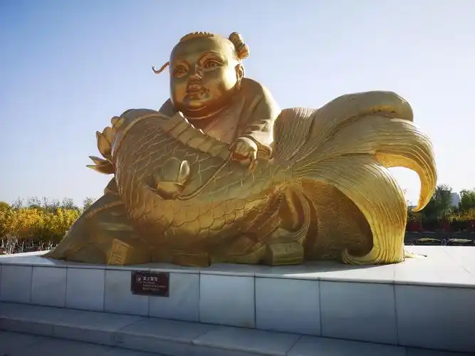 古镇上巨大金色雕塑～连年有余