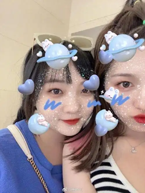 林妙可生日照片大全,林妙可17岁生日照 身穿白色运动体恤衫脸蛋微胖照