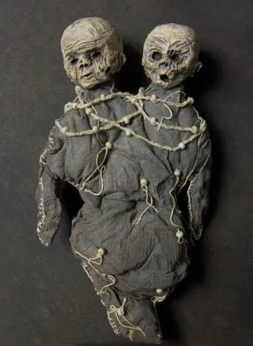 身穿乳白色蕾丝华服的宝宝木乃伊