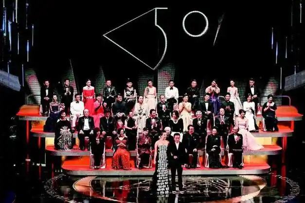 接着在第50届金马奖的大合照环节,先是被质疑为"金马奖最水影帝",之后