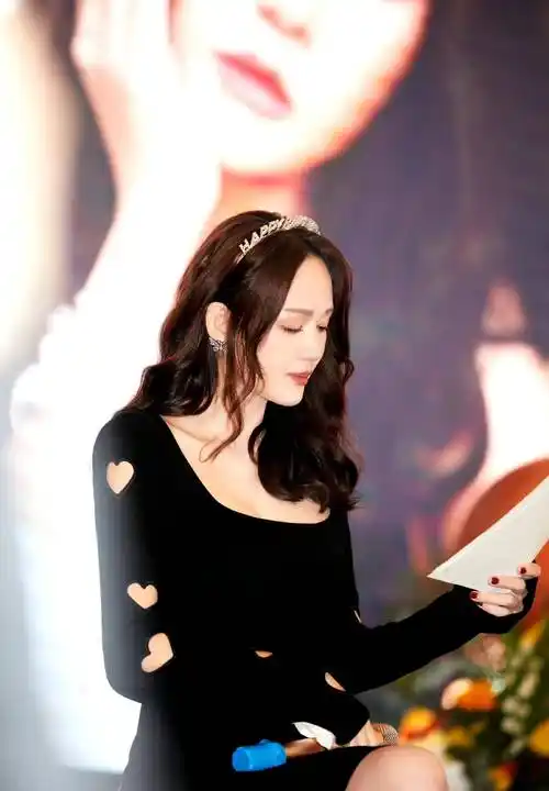 陈乔恩44岁生日照,镂空心形小黑裙搭配公主发,可爱又减龄!