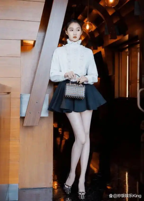 26岁关晓彤穿短裙出席活动!身高173cm很抢眼,腿长108cm相当吸睛