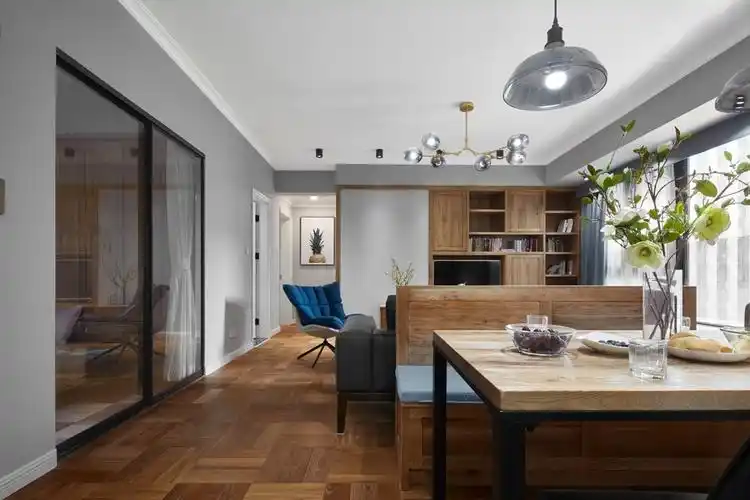 家庭装修家里铺实木地板还是强化地板好