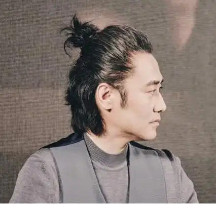 陈坤这迷人的笑脸配上丸子头真的很阳光暖男似乎配上黑墨镜又给人