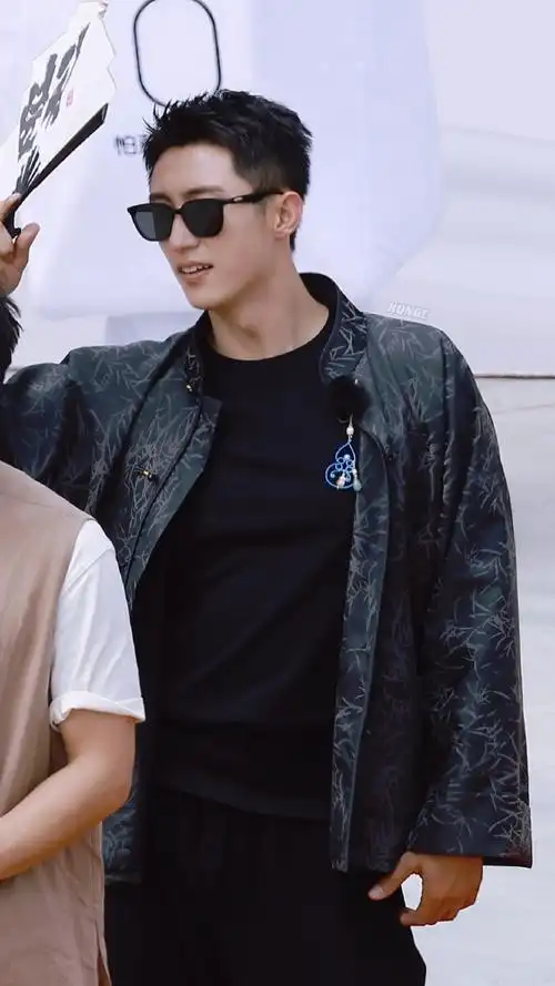 黄景瑜极限挑战#墨镜一戴,不得不爱@johnny黄景瑜