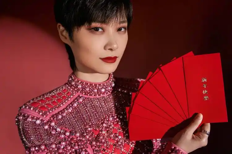 李宇春虎年春晚舞台造型写真释出手拿红包气场飒