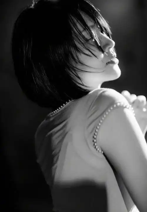 许晴和小侄女同框,穿得火辣姿态太妩媚,侄女却像个假小子|短发_网易