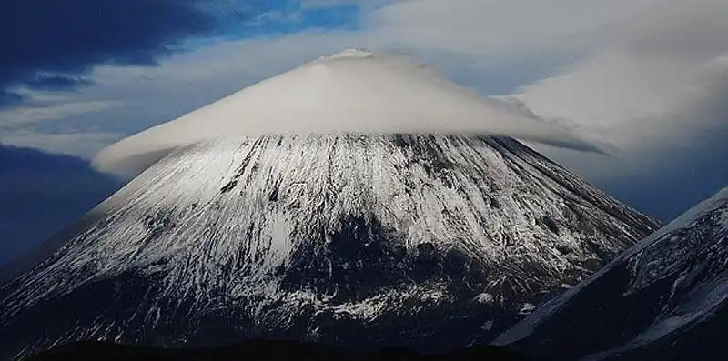 盘点全球最诡异自然奇观 死亡谷怪石会"行走"