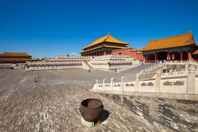 北京是我们的首都,北京历史悠久,拥有众多名胜古迹跟著名建筑,景色