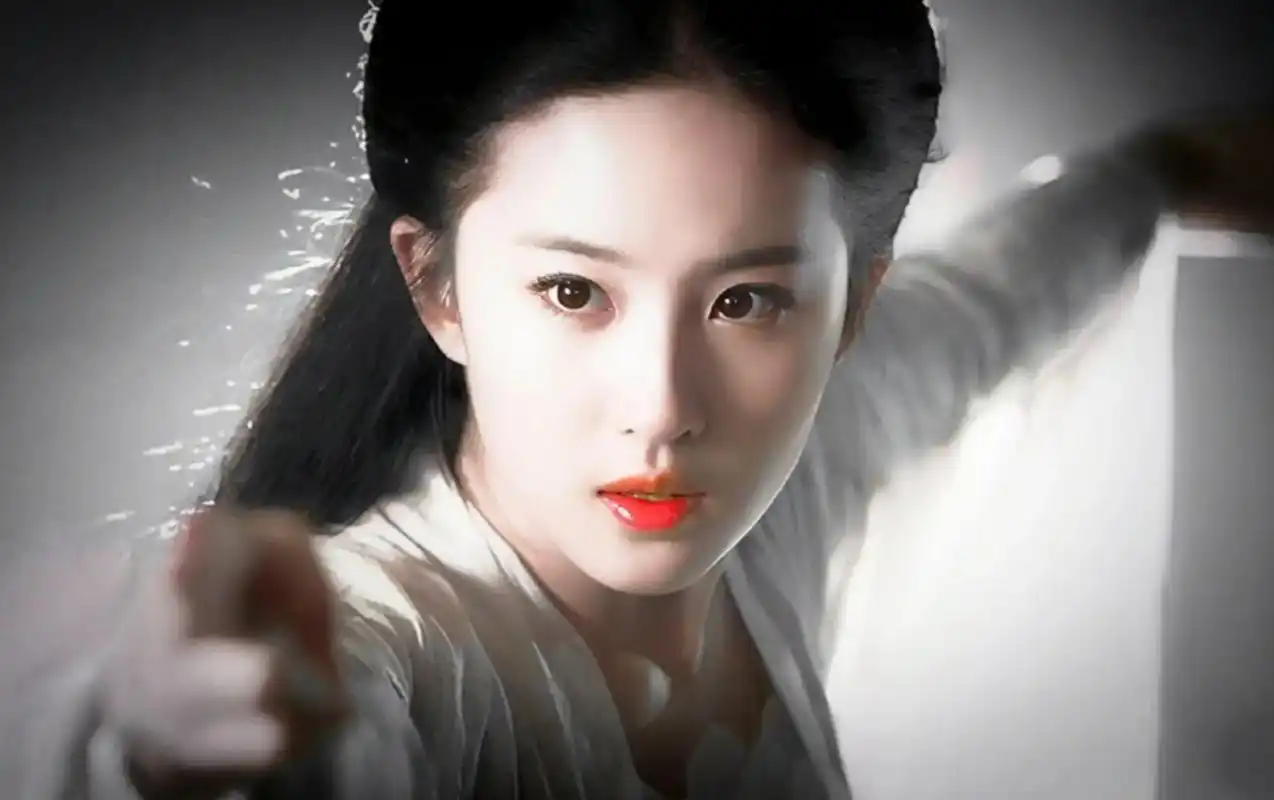 娜扎曾在采访中夸赞刘亦菲,直言她是无人可替代的新一代神仙姐姐!