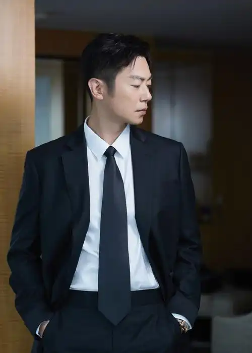 西装革履呈现简约大气的儒雅绅士范儿#朱亚文三部作品参加上影节