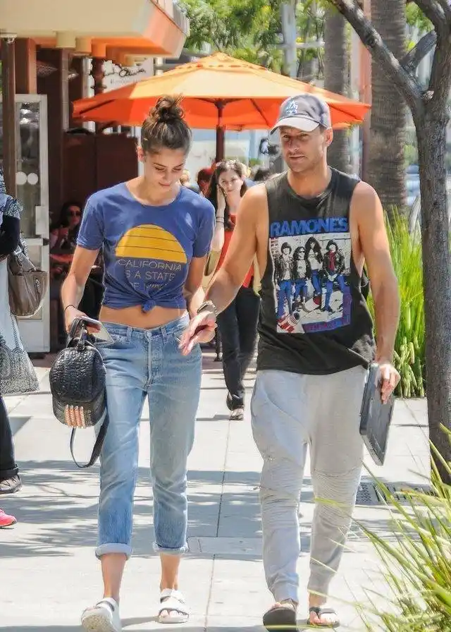 当地时间2016年8月23日,洛杉矶,泰勒·希尔(taylor hill)与男友现身