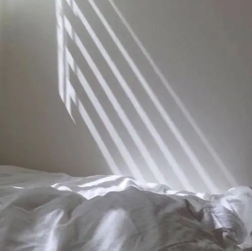 阳光透过窗户 洒在洁白的被子上 暖暖的