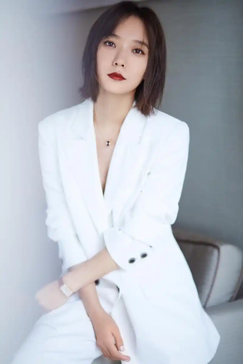 王珞丹一袭干练白色西服套装亮相《被光抓走的人》「爱情验证」主题