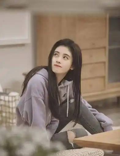 原创鞠婧祎参加快本身穿蛋黄裙惊艳全场不愧是四千年美女