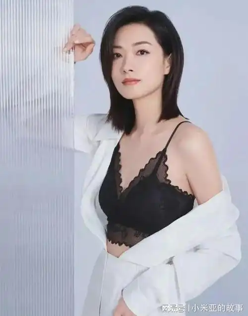 红毯惊艳,万茜深v礼服撩人无数万茜,一个名字,一个符号,代表着中国