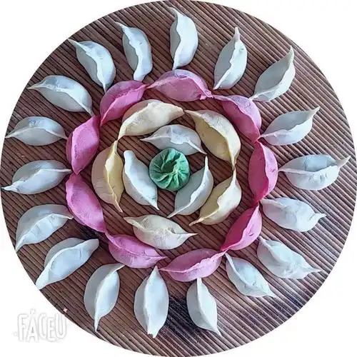 五彩缤纷的饺子包好了,我们还摆出了好看的造型呢!