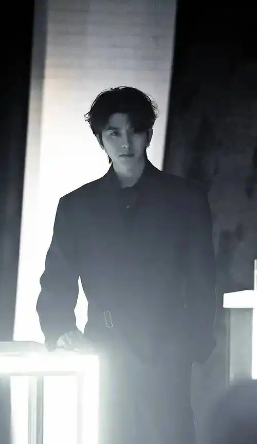 原创黄明昊地下车库帅照蔡徐坤氛围感大片出炉你有被谁帅到