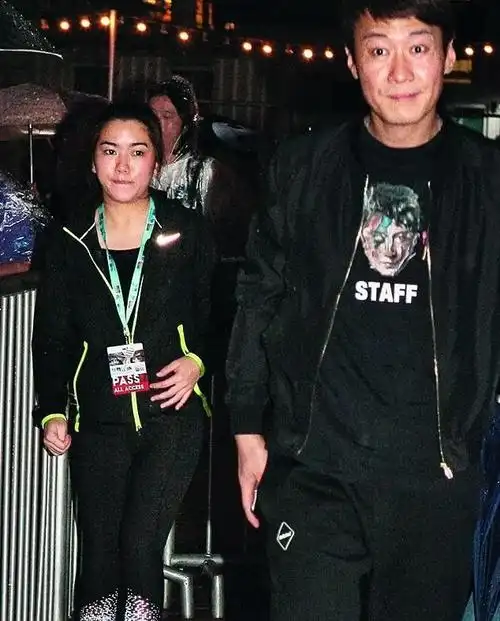 黎明开个唱,妻女到场欣赏,阿wing陪5岁女儿与台上黎明秘密互动|黎明