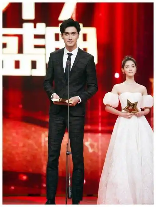 与热巴搭戏演虐恋,高伟光白发古装英俊,生图暴露了眼角鱼尾纹_黑色_剧