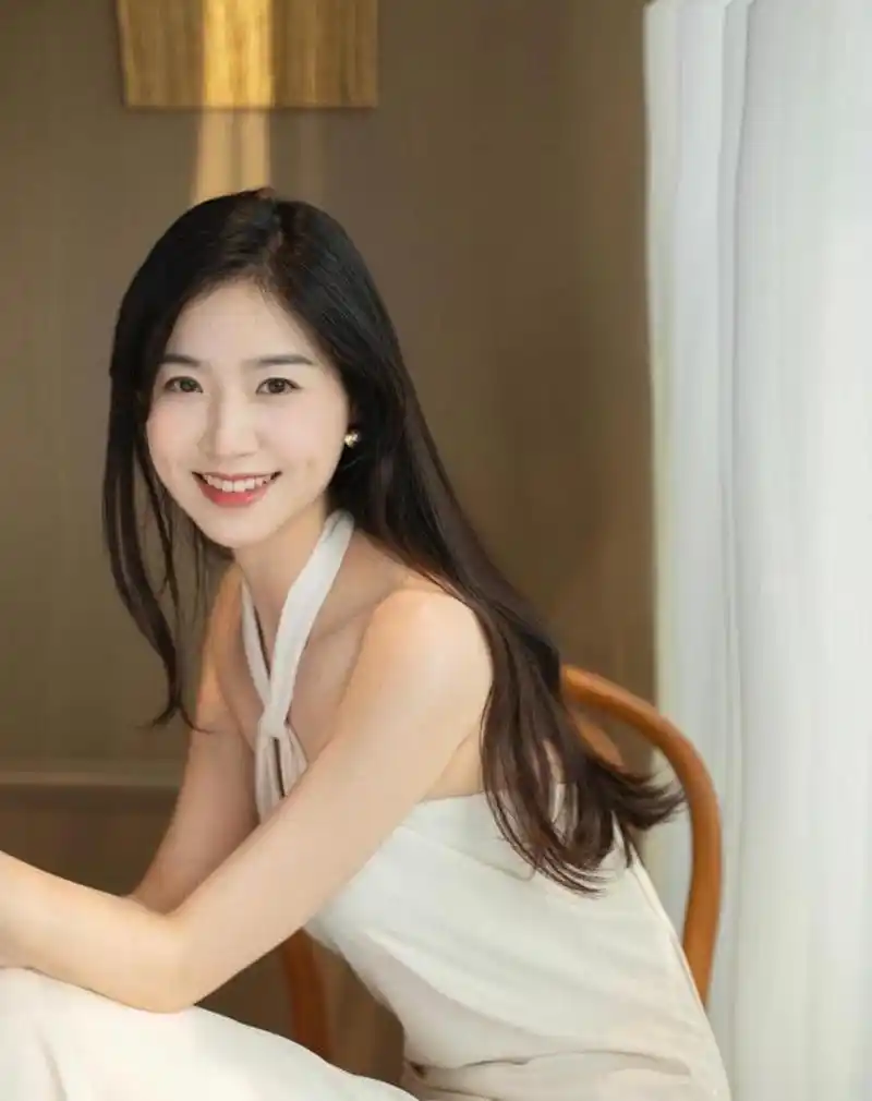 浅浅的一对小酒窝,气质如兰美女