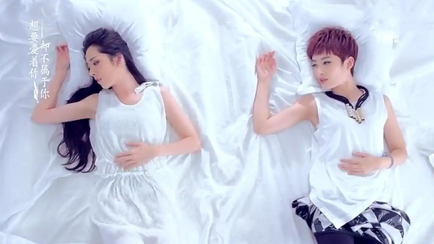 5年闺蜜情深,曾轶可被取消演出后,郭碧婷主动与其互动