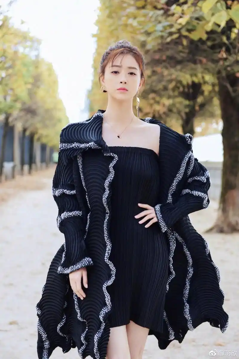 蒋欣是一位备受瞩目的女演员,她的演技和魅力使她成为了娱乐圈中的