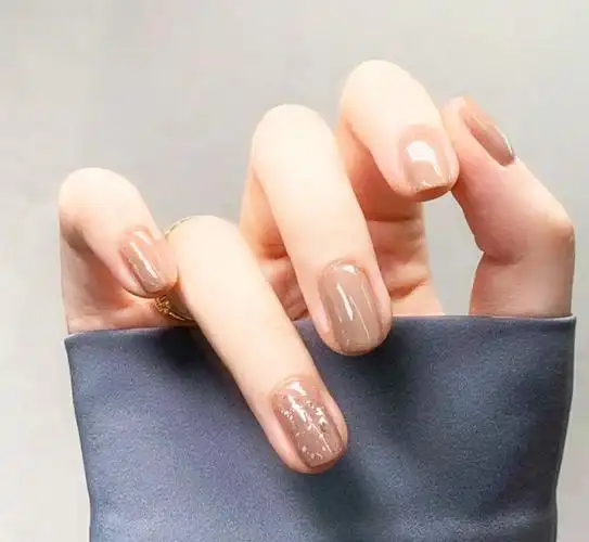 显手白的奶茶色简单指甲款式,图片,简约美甲-lomo美甲