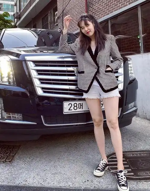 金泫雅才是韩国第一腿精吧!短裙加短袜秀美腿真让人羡慕