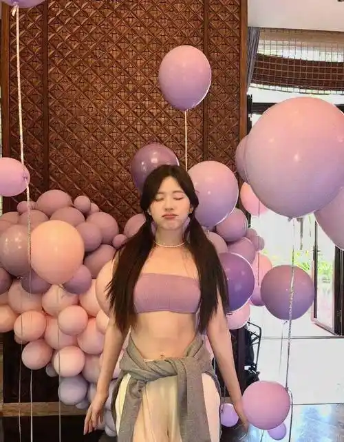 赵露思晒紫色泳装照,戴万元手表穿百元拖鞋,腰肢纤细马甲线明显_身材